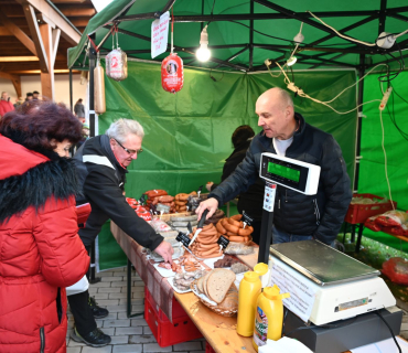 Vánoční trhy a rozsvěcení vánočního stromu