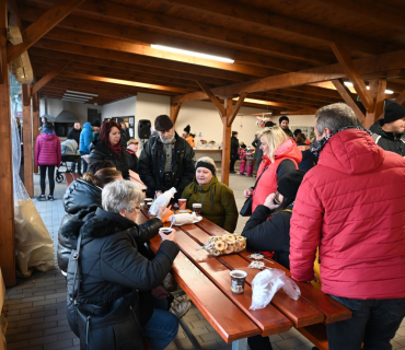 Vánoční trhy a rozsvěcení vánočního stromu